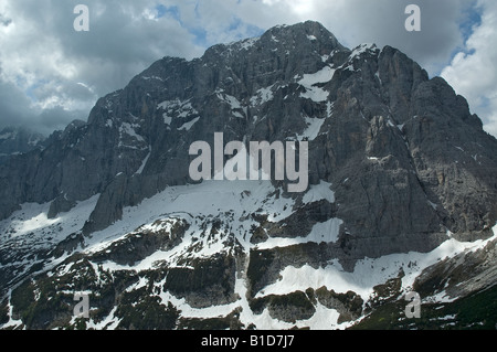 La faccia nord del monte Jof di Montasio nel Alpi Giulie Foto Stock