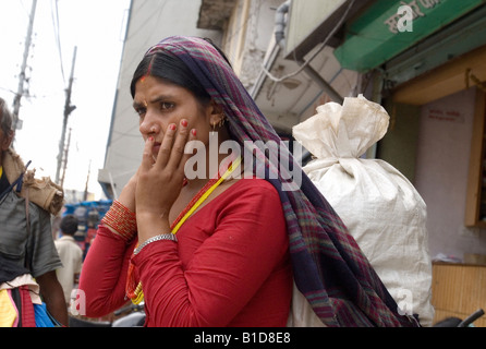 Donna al mercato a Kathmandu, Napal Foto Stock