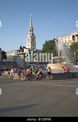 Fontane Trafalgar Square e Saint Martin's nel campo chiesa a Londra, Inghilterra Foto Stock