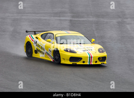 Giallo Ferrari Challenge Stradale racing al Fuji Speedway Foto Stock