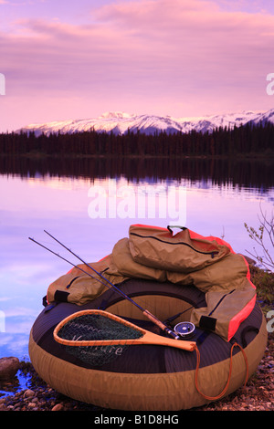 Pesca a mosca scenic di tubo galleggiante sul litorale di McBride lago vicino Lago Morice BC Foto Stock