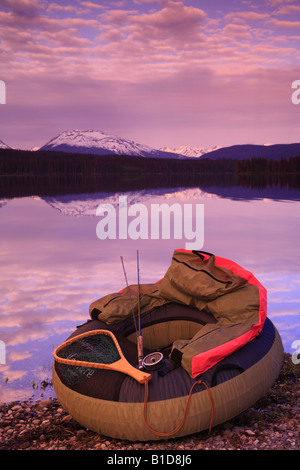 Pesca a mosca scenic di tubo galleggiante sul litorale di McBride lago vicino Lago Morice BC Foto Stock