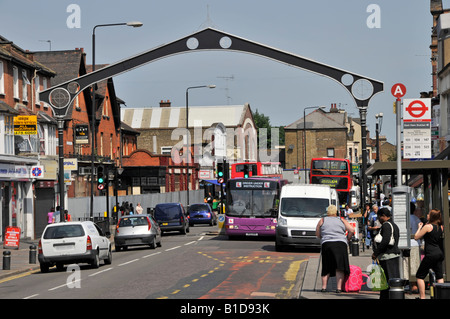 Arch spanning su strada a inizio di East Ham shoppers High Street Foto Stock
