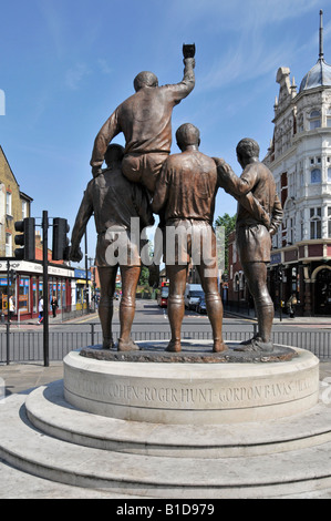 Upton Park vicino al West Ham United football statdium statua di Bobby Moore e alcuni dei suoi compagni di squadra Foto Stock