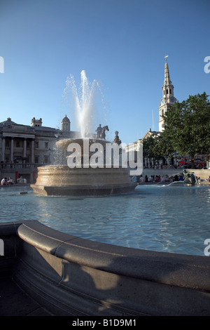 Fontane Trafalgar Square e Saint Martin's nel campo chiesa a Londra, Inghilterra Foto Stock