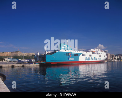 Balearia cargo ro traghetti ro il caricamento di autocarri nel porto di Palma di Maiorca Isole Baleari Spagna Foto Stock