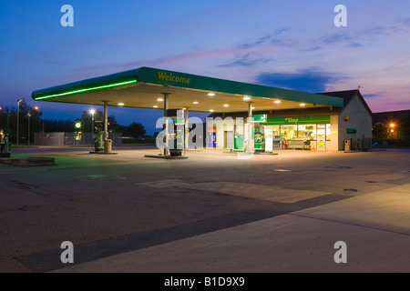 Stazione di benzina BP, di notte nel Regno Unito, a Long Sutton in Lincolnshire Foto Stock