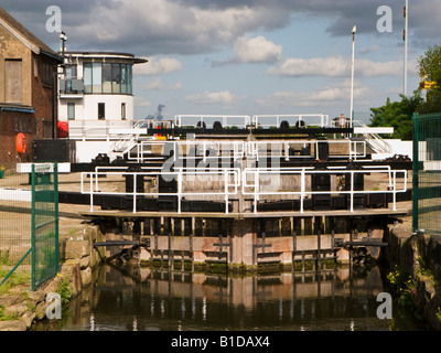 Più canal cancelli di blocco sul Stainforth e Keadby Canal a serratura Keadby, Keadby North Lincolnshire UK Foto Stock