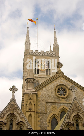 Aspetto orientale della Cattedrale di Southwark da Borough High Street London il più antico edificio gotico a Londra Foto Stock