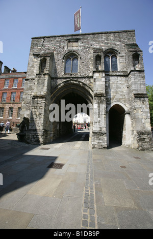 Città di Winchester, Inghilterra. Xiii secolo Winchester Westgate del museo è uno dei due sopravvissuti medievale fortificato gateway. Foto Stock