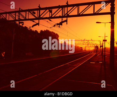 Il binario ferroviario e linee di alimentazione aeree Foto Stock