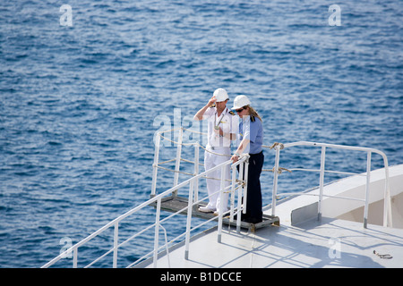 Ufficiale di coperta su Cunard QE2 istruire un deck cadet guardando il dispositivo di ancoraggio essendo winched Foto Stock