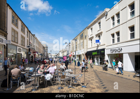 Cafe e negozi nella zona pedonale per lo shopping, New Street, Huddersfield, West Yorkshire, Inghilterra, Regno Unito Foto Stock