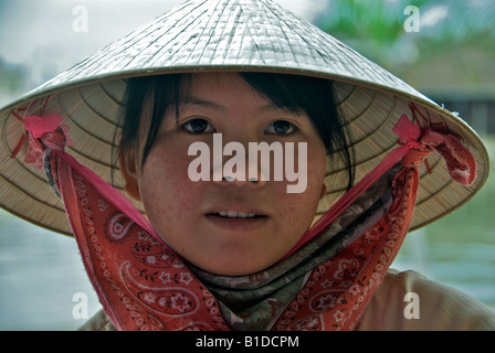 Ritratto ragazza indossando cappello conico Hoi An Vietnam Foto Stock