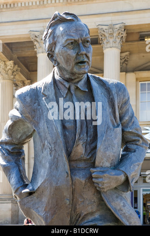 Statua di manodopera ex Primo Ministro Harold Wilson al di fuori della stazione ferroviaria, Huddersfield, West Yorkshire, Inghilterra Foto Stock