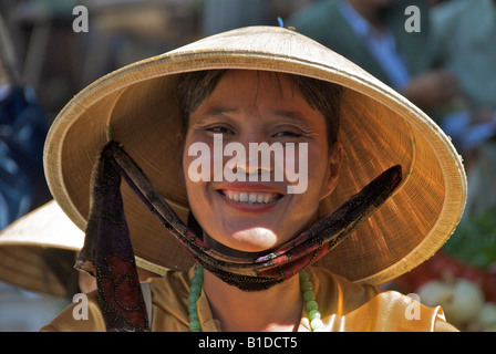 Ritratto donna che indossa cappello conico Hoi An Vietnam Foto Stock