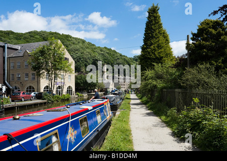Narrowboats colorati in Rochdale Canal, Hebden Bridge, Calder Valley, West Yorkshire, Inghilterra, Regno Unito Foto Stock