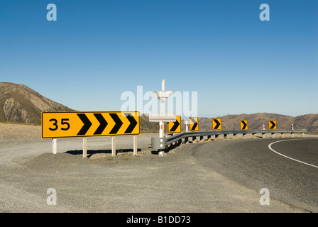 35 avvertimento velocità segno a piegare in strada di montagna Foto Stock
