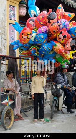 Femmina venditore palloncino Hoi An Vietnam Foto Stock