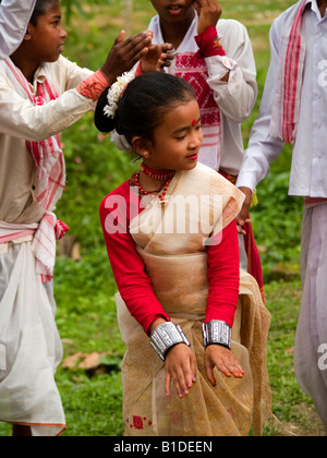 Danza tradizionale a Rongali Bihu Assamese nuovo anno celebrazione in India Foto Stock