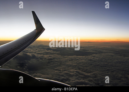 Il tramonto sopra le nuvole Foto Stock