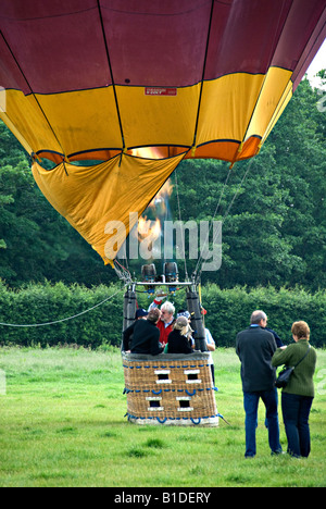 Una mongolfiera si prepara a sollevare a Headcorn (Lashenden) aerodrome Foto Stock