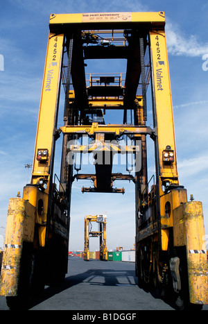 Sollevatore a carrello sul molo o sul porto per lo spostamento dei contenitori di carico. Banchina di carico industriale per il trasporto merci. Industria e commercio. USA Foto Stock