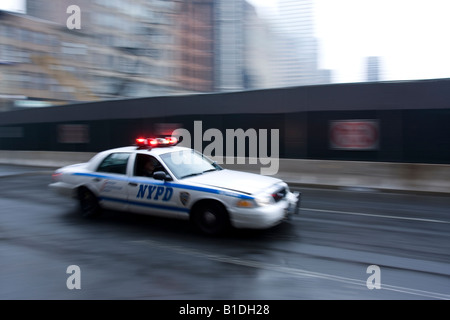 Una polizia NYPD cruiser gare per la scena di emergenza vicino a Ground Zero a Manhattan. Foto Stock