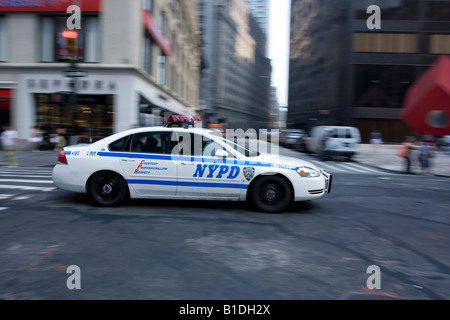 Un NYPD Chevy Impala police cruiser su Broadway in Manhattan, New York. Foto Stock