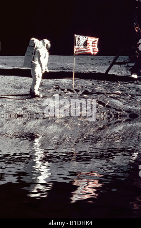 Concettualmente computer vista avanzata della NASA Astronaut Buzz Aldrin permanente sulla Luna da bandiera americana riflessa nell'acqua Foto Stock