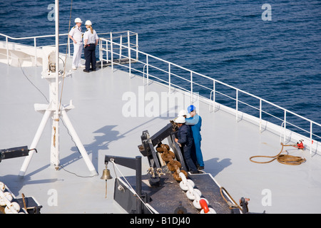 Cunard QE2 bow portare la catena di ancoraggio mani del pianale di sollevamento blocco di ancoraggio Foto Stock