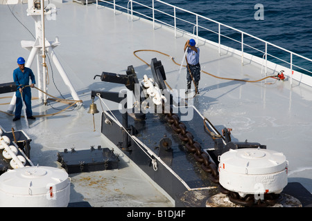 Cunard QE2 bow portare la catena di ancoraggio deck lavaggio mani la catena di ancoraggio Foto Stock