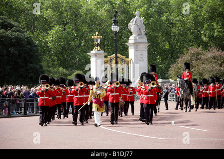 Le guardie scozzesi Marching Band passato Buckingham Palace, Trooping la cerimonia del colore, Londra 14 Giugno 2008 Foto Stock