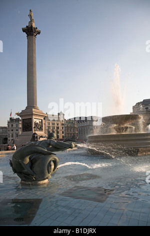 Nelson la colonna e fontane d'acqua, Trafalgar Square, Londra, Inghilterra Foto Stock