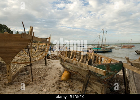 Il nuovo e il vecchio dhow in riparazione o - costruzione sulla piccola spiaggia di Porto di Mocimboa da Praia, Mozambico Foto Stock