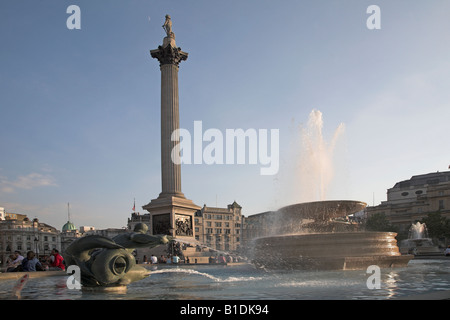 Nelson la colonna e fontane d'acqua, Trafalgar Square, Londra, Inghilterra Foto Stock