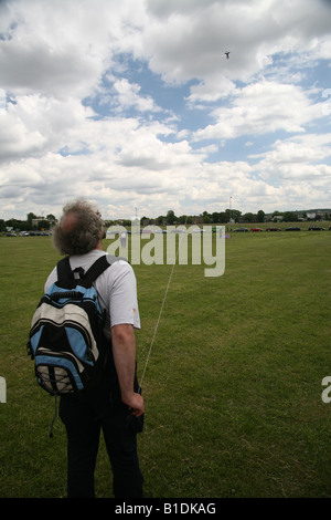 L'uomo volare un aquilone al Blackheath kite festival Lewisham Londra Foto Stock