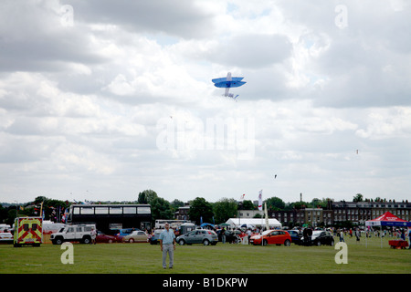 L'uomo volare un aquilone al Blackheath kite festival Lewisham Londra Foto Stock