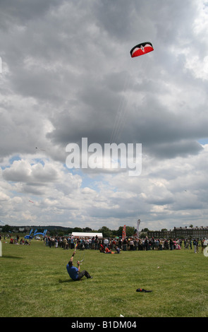 L'uomo volare un aquilone al Blackheath kite festival Lewisham Londra Foto Stock