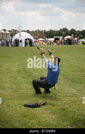 L'uomo volare un aquilone al Blackheath kite festival Lewisham Londra Foto Stock