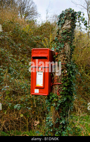 Red post box in posizione rurale Gwent Foto Stock