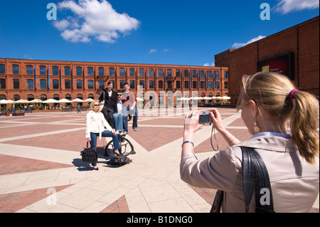 Shopping moderno centro commerciale e per il tempo libero, denominato MANUFAKTURA basato nella ex fabbrica tessile di Lodz in Polonia Foto Stock