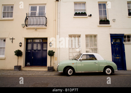 Nissan Figaro parcheggiato su Pavilion Road Belgravia London Foto Stock