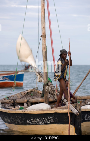 Skipper a bordo di una dhow denominato 'Al Hamdu Lilah' (tutte le lodi di Allah) nel porto di Mocimboa da Praia, Mozambico Foto Stock