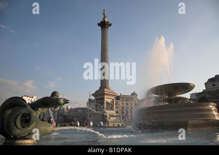 Nelson la colonna e fontana, Trafalgar Square, Londra, Inghilterra Foto Stock