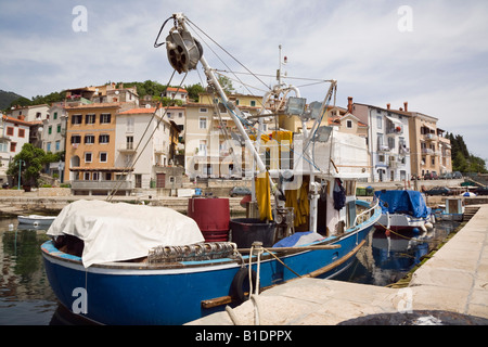 Ormeggiate barche da pesca in porto in località turistica sulla costa di Kvarner. Moscenicka Draga Istria Croazia Foto Stock