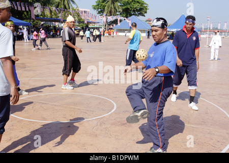 La riproduzione tradizionale Malay gioco di Sepak Raga. Foto Stock