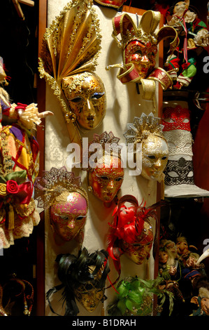 Maschere veneziane in corrispondenza di una finestra del negozio, Venezia, Veneto, Italia Foto Stock