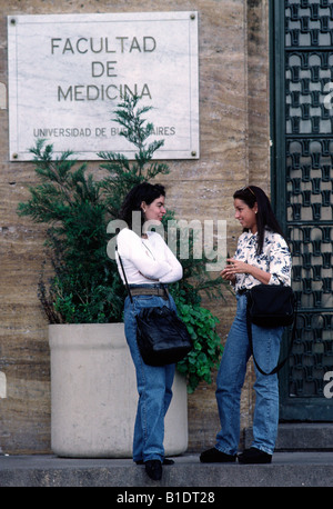 Due donne converse al di fuori della scuola medica in Buenos Aires, Argentina Foto Stock