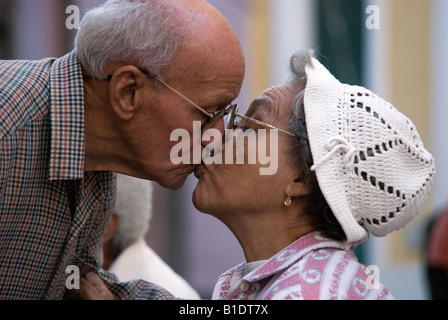 Bacio di una vecchia coppia di La Habana Vieja, Havana, Cuba Foto Stock